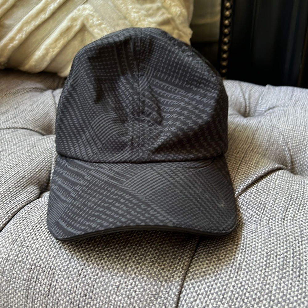 Men’s lululemon black and gray hat.